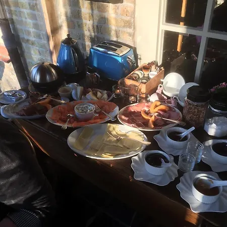 De Meidoorn Bed and breakfast 2*